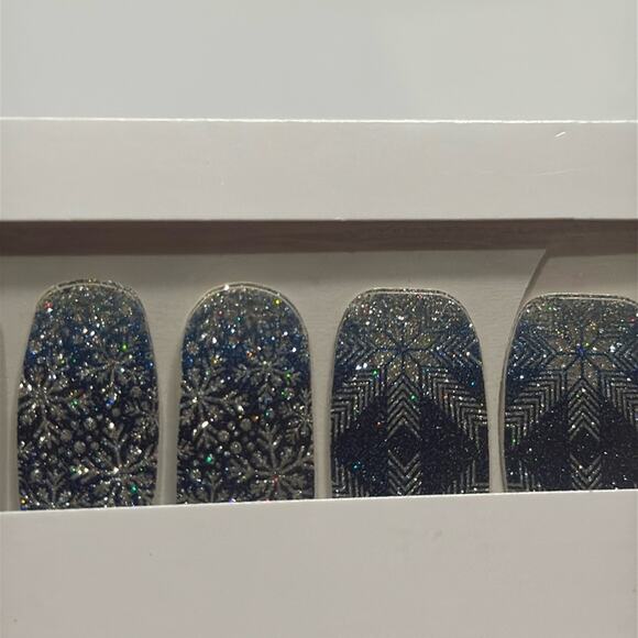 NWT Color Street "Good Chill To All" Snowflakes Blue Silver Nail Strips - Picture 1 of 4